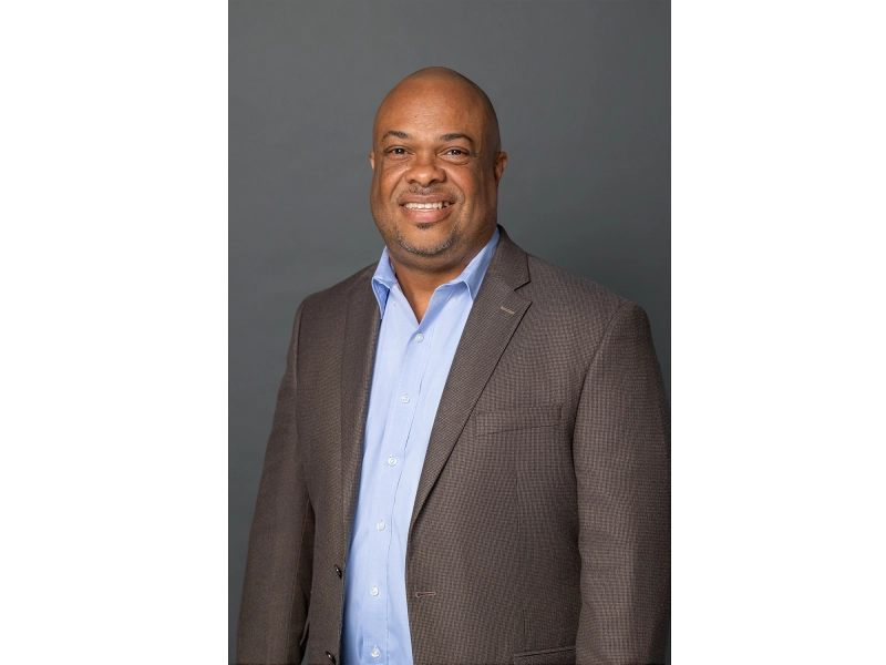 Corporate portrait after professional editing featuring refined light and shadow balance, natural skin smoothing, clothing wrinkle correction, and harmonized background tone.jpg Corporate portrait after professional editing featuring refined light and shadow balance, natural skin smoothing, clothing wrinkle correction, and harmonized background tone.jpg